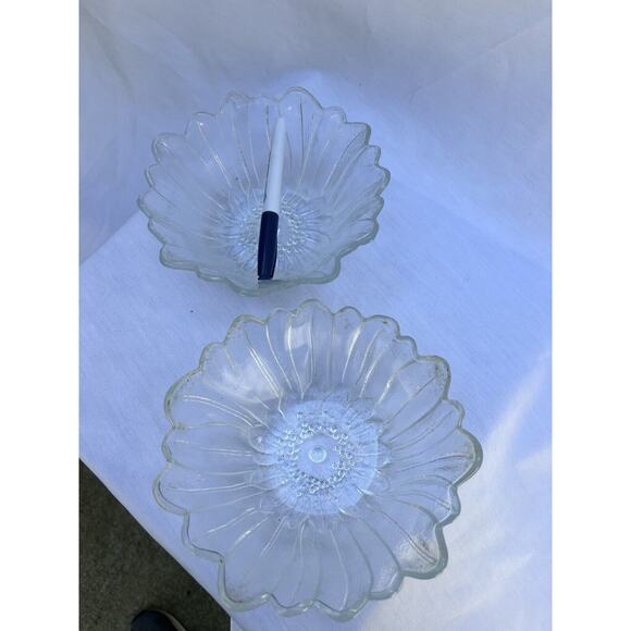 Vintage Indiana Glass Wild Rose Serving bowl - clear pressed glass - Set Of 2 - Picture 6 of 8